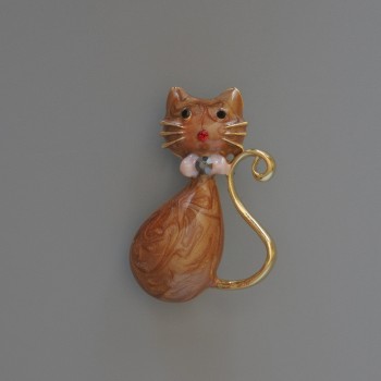 Brooch pendant 'Kitty' brown mother-of-pearl enamel with rhinestones, gold-tone metal 25×39 mm
