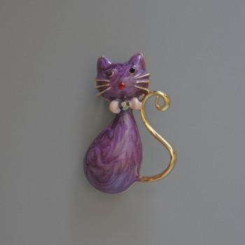Kitty brooch pendant, purple pearlescent enamel with rhinestones, gold-tone metal, 25×39 mm