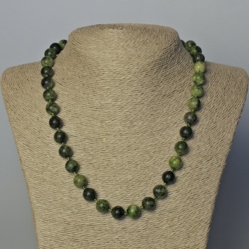 Necklace of Diopside, natural stone, smooth beads, diameter 10 mm, length 45–49 cm.