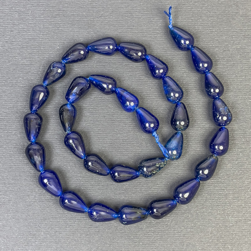 Beads of tinted quartz, teardrop-shaped 12x8mm ± on thread, length 38 cm