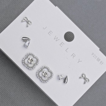 Shamrock-shaped stud earrings with white crystals, silver-tone metal, 10mm+