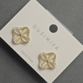 Clover-shaped Stud Earrings with Cat's Eye Stone, 14 mm ±, White Crystals, Gold-Tone Metal