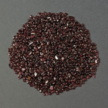 Natural garnet chips, undrilled, 3-9 x 3-4 mm (+/- per 100 g)