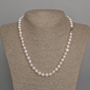 Necklace of natural freshwater pearls, 7.5–8×6–7 mm, length 46 cm, with clasp