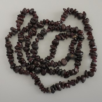 Garnet chip beads, diameter 4-10×3-5 mm, length 80 cm ± on thread