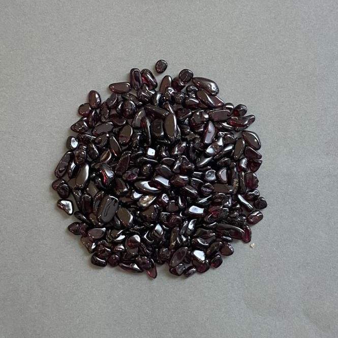 Natural garnet chip, undrilled, 4–9×3–5 mm ± (per 100 g ±)