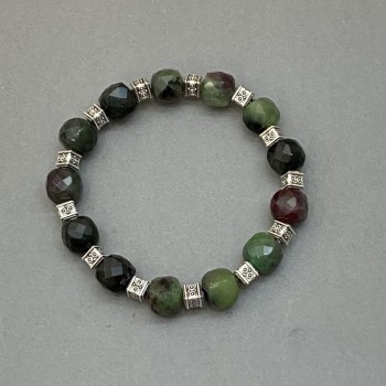 Bracelet with faceted zoisite cubes 9x9 mm +/- with metal inlays, length 18 mm +/- stretch