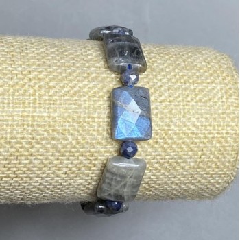 Bracelet with Labradorite and Sapphire, iridescent faceted links 16x12 mm +/-; Sapphire faceted beads, diameter 5.5 mm +/-; length 18 cm stretch