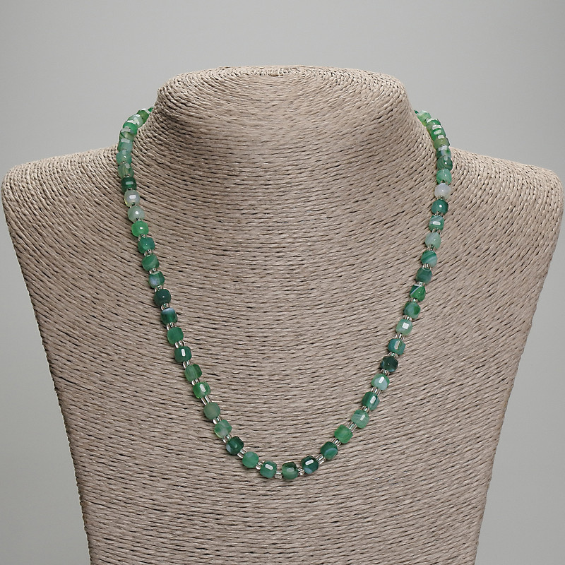 Faceted agate cube necklace, 5x5 mm cube, 3 mm seed beads, length 45 mm, with clasp