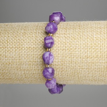 Sugilite bracelet with faceted diamond-shaped beads, 10×9 mm diameter, 3 mm seed beads, 18 cm length, stretch elastic