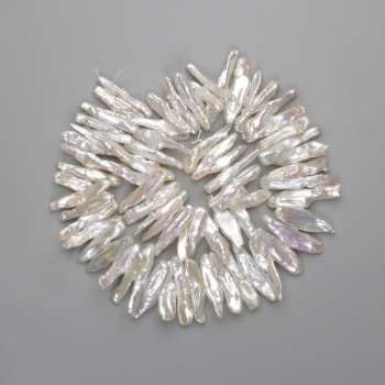 Baroque pearls with petrol tint on a strand, diameter 31–33×4.5–7 mm, length about 37 cm