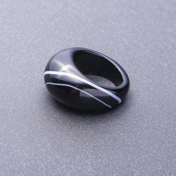 Ring with natural agate, black-and-white, 19–20 mm