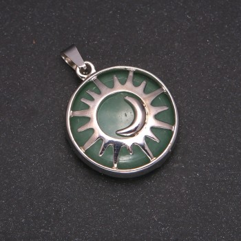 Pendant of natural jade in a 'Sun' setting, diameter 27 mm