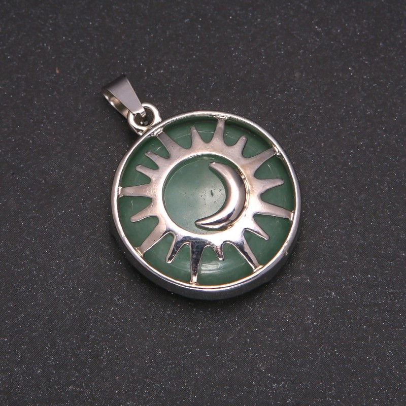 Pendant of natural jade in a 'Sun' setting, diameter 27 mm
