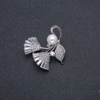 Brooch Xuping Rhodium-plated with Pearl, diameter 8 mm ±, with white stones and rhinestones, 33×31 mm ±