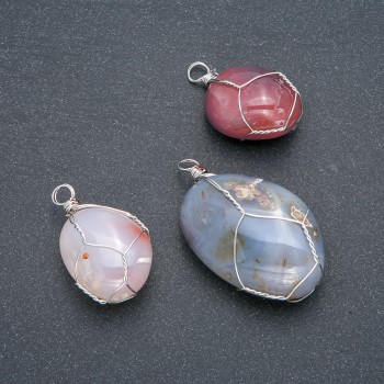 Pendant in a silver-plated weave with natural smoky agate, diameter 30x22 mm+