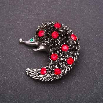 Brooch with red crystals 42x42 mm yellow metal
