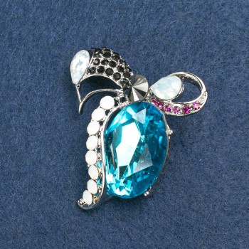 Brooch 'Bow' in silvery metal with rhinestones and a crystal 55×50 mm +