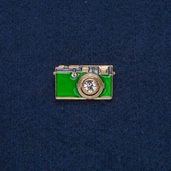 Brooch 'Camera' in gold-toned metal with green enamel and white stones 30×17 mm +
