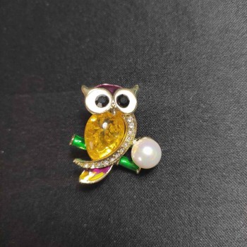 Owl Brooch Amber with Pearl Bead 31×27 mm