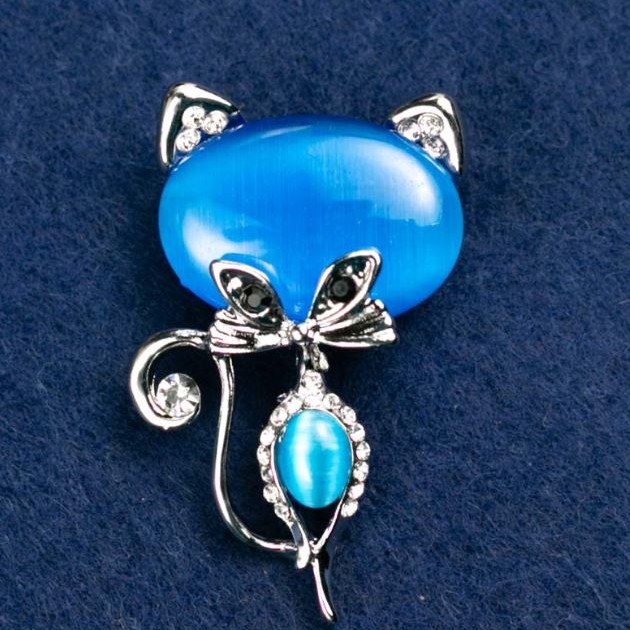 Brooch 'Kitty Cat's Eye' blue with white crystals 45×28 mm silver-tone metal