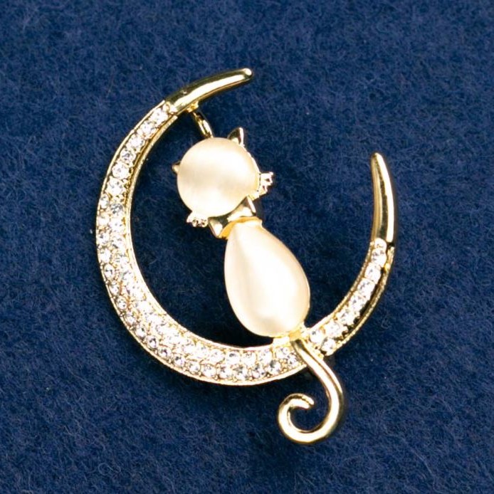 Brooch Kitty Cat's Eye, White with White Crystals, 39x31mm, Yellow Metal