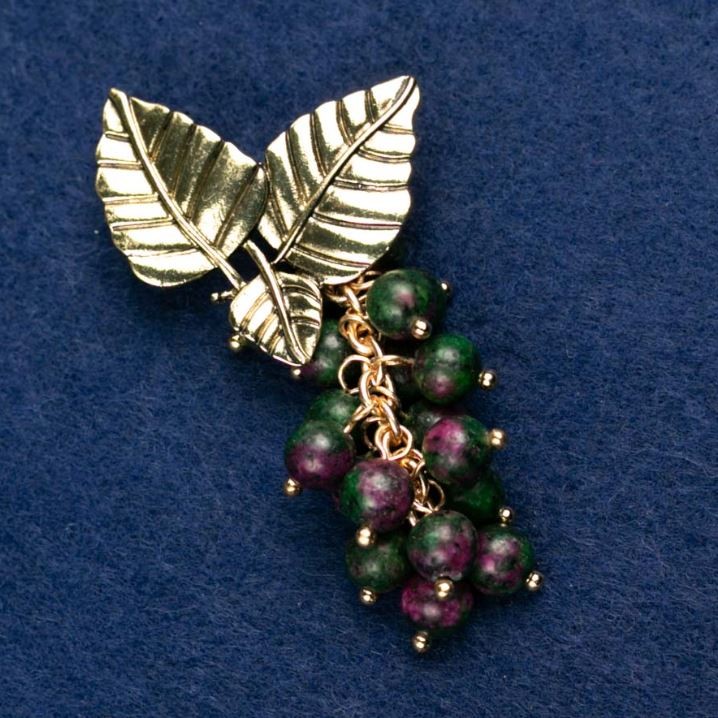 Brooch with natural zoisite stone 'Twig with berries', gold-tone metal 60x35mm