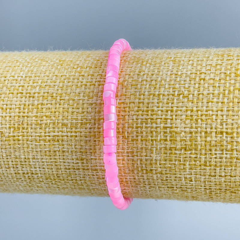 Bracelet with pink-toned mother-of-pearl discs, diameter 4×2 mm, length 18 cm (stretch)