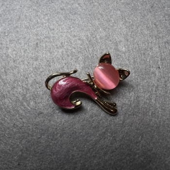 Brooch 'Kitty' with Pink Cat's Eye, Pink Mother-of-Pearl, Gold-Tone Metal 28x23mm