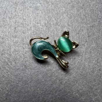 Cat Brooch with Green Cat's Eye, Green Mother-of-Pearl, Gold-Tone Metal 28x23 mm