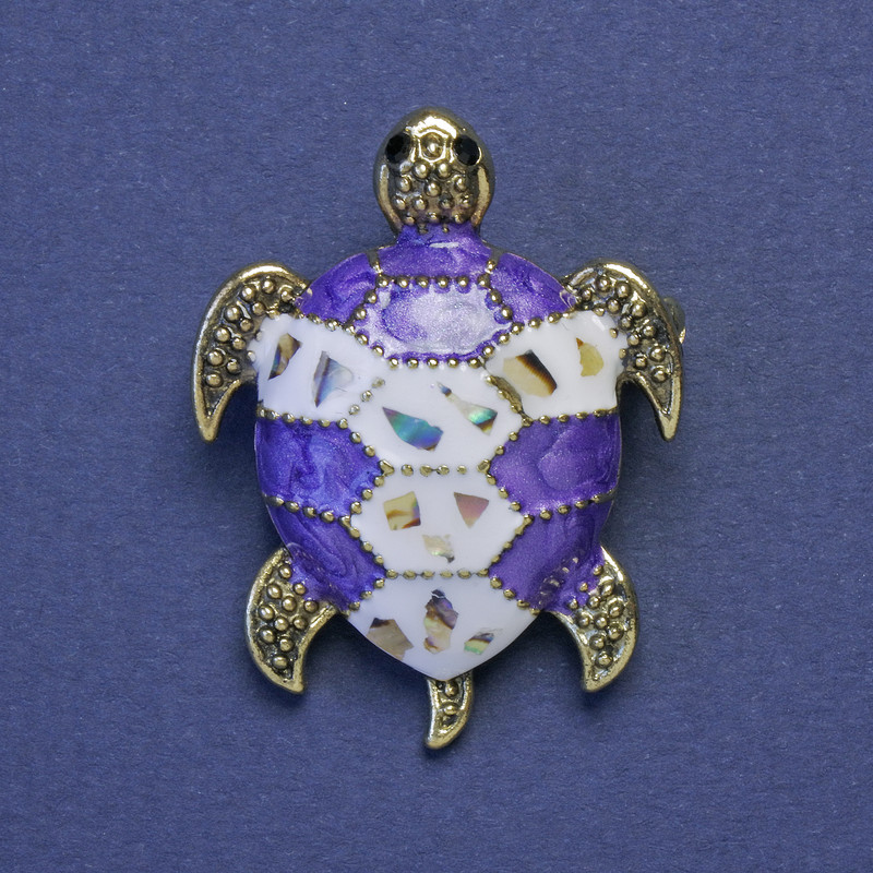 Brooch-pendant Turtle lavender and white enamel chalcedony, gold-tone metal 27x35mm+