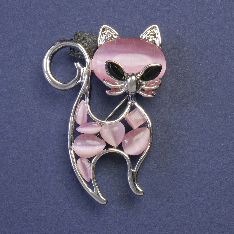 Brooch-pendant 'Kitty' with pink cat's-eye, silver metal color, 30x45mm+