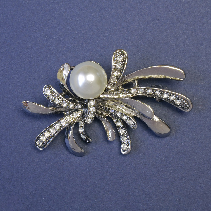 Accent Brooch with White Pearl and White Crystals, 35×55 mm, Silver-Tone Metal