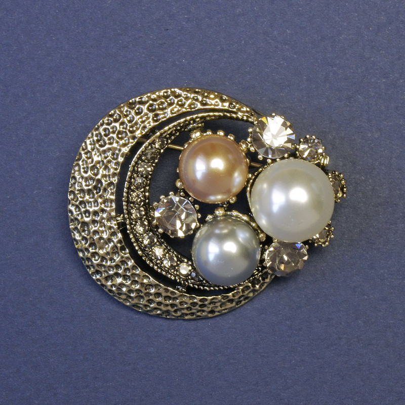 Brooch 'Accent' crescent-shaped with artificial pearls, approx. 35×40 mm, gold-tone metal