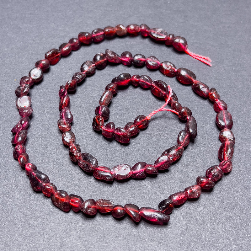 Garnet beads on thread, faceted rondelle, 5x4 mm, length 40 cm+