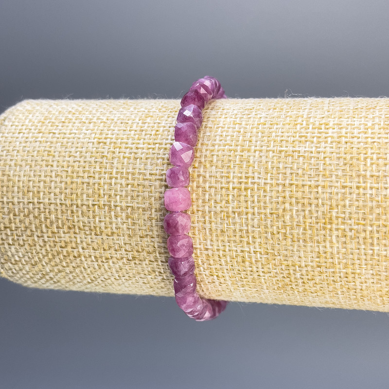 Tourmaline bracelet with faceted cubes, 5 mm diameter, 18 cm stretch