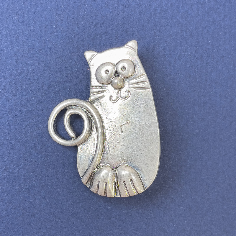 Cat brooch pendant, matte silvery metal, 28x37mm+