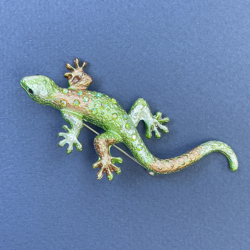 Lizard Brooch, light green, iridescent crystals, 29×74 mm+