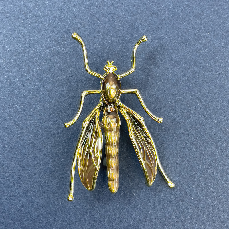 Brooch 'Insect' in brown and golden metal, diameter 39 mm ±, length 42 mm ±