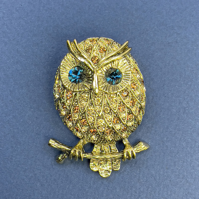 Owl brooch pendant with yellow and blue crystals, gold-tone metal, diameter 34 mm, length 48 mm
