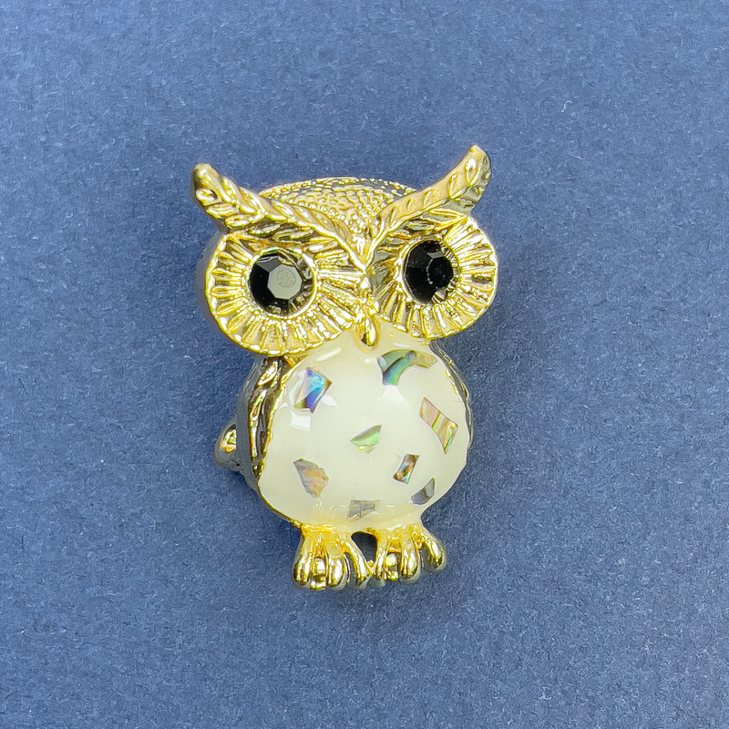 Brooch pendant Owl Halite with black rhinestones on gold-toned metal, diameter 19 mm, length 27 mm