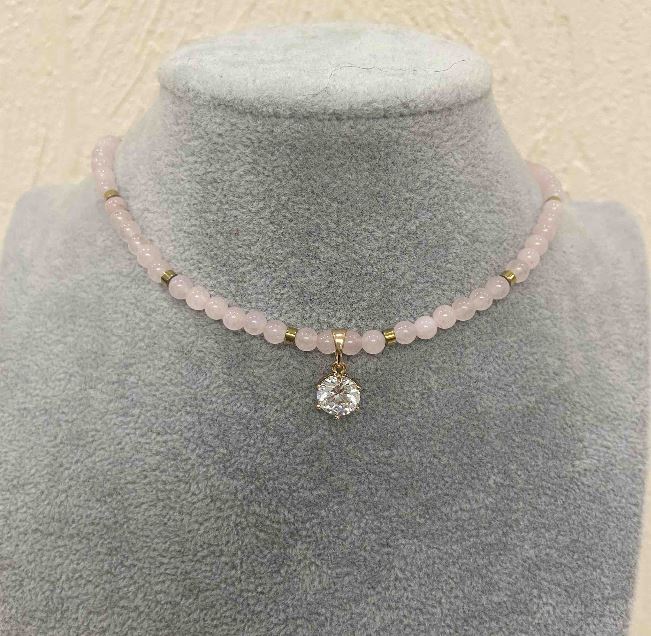 Choker in Rose Quartz with smooth beads, 4 mm diameter ±, with a white crystal pendant, length 38 cm ± with a clasp