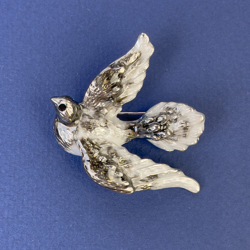 Brooch 'Dove', diameter 40 x 45 mm ±, gray enamel, silver-colored metal