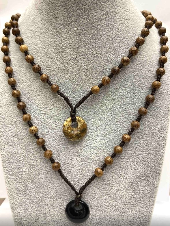 Black cord necklace with beads, 6 mm diameter +/-, donut-shaped pendant, 18 mm diameter +/-, length 60 cm +/- (price per piece). Jasper, Agate, Unakite available to choose from