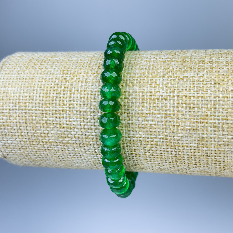 Chrysoprase bracelet with faceted rondelles, diameter 8×5 mm, length 18 cm, stretchable