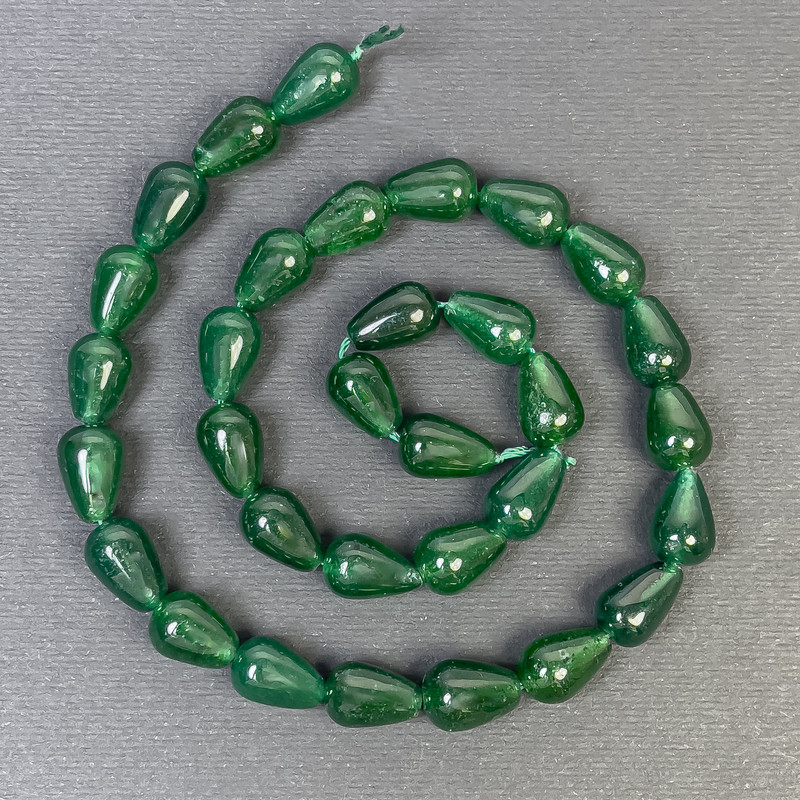 Chrysoprase drop beads 12x8 mm ± on thread, length 39 cm
