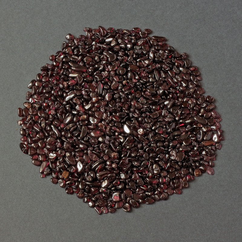 Natural garnet chips, undrilled, 3-9 x 3-4 mm (+/- per 100 g)