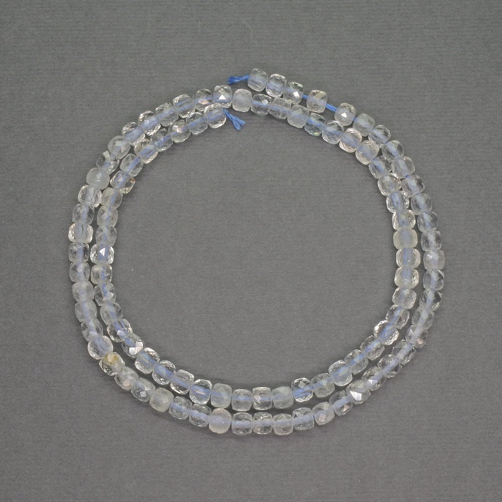 Beads of natural topaz, small faceted cube beads, diameter 4 mm, length 39 cm