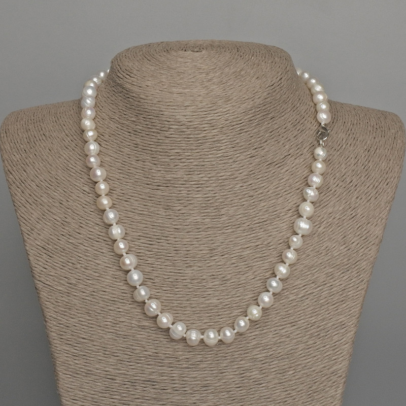 Necklace of natural freshwater pearls, 7.5–8×6–7 mm, length 46 cm, with clasp