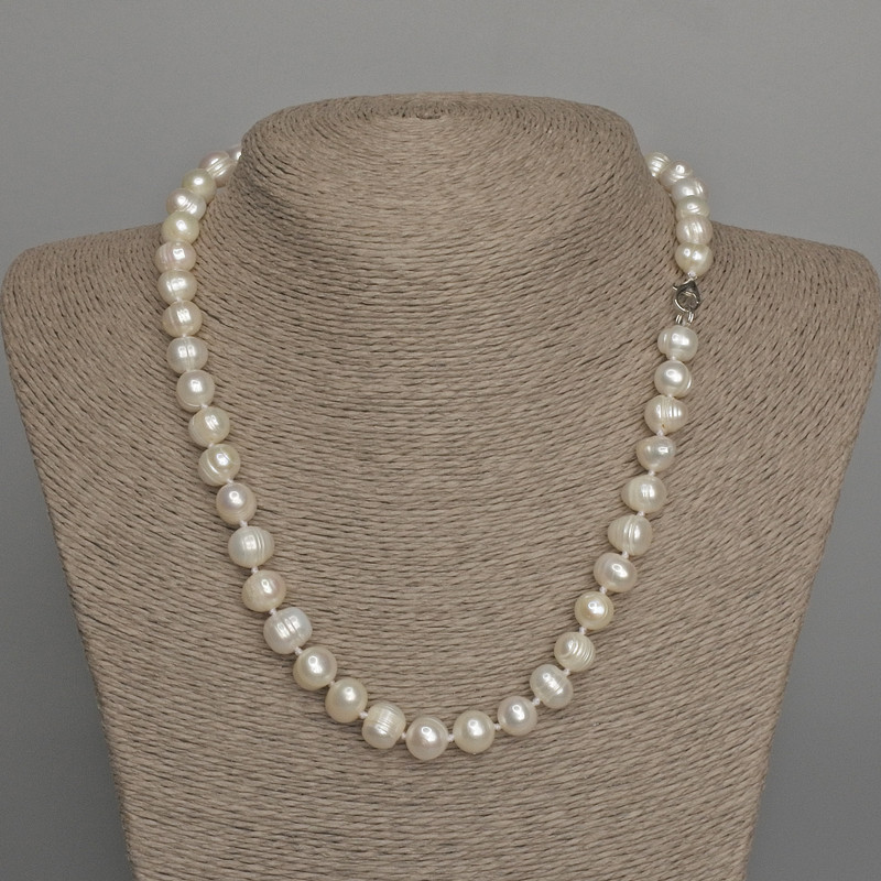 Necklace of natural oval freshwater pearls, diameter 8.5-9x8 mm, length 46 cm, with clasp